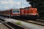 Am 01.08.2016 wartet RLG 68 im Bahnhof Neheim-Hüsten auf die Ausfahrt nach Dortmund, während die RE57 nach Brilon Stadt im Gleis 2 bereitsteht.
