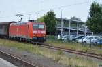 Am 06.08.2015 zieht 185 012-2 einen gemischten Güterzug durch den Bahnhof Soest.