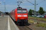 146 015 schiebt am 06.08.2015 den RE 1 nach Düren. Hier beim Halt in Soest.