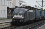 MRCE Dispolok (ES 64 U2-065) mit Lkw-Walter-Zug wartet am 03.08.2016 auf Gleis 1 im Bahnhof Soest auf die Weiterfahrt.