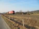 Am 4.3.2011 zieht die WLE 22 den Spanplattenzug bei Arnsberg-Uentrop Richtung Brilon.