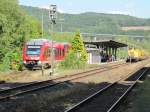 Whrend am 21.08.2010 die Wiebe Lok 2 auf Gleis 2 wartet, fhrt RE 17 auf das Gleis 3 im Bahnhof Arnsberg ein.