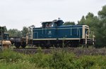 Gleisbauarbeiten auf der KBS 435 zwischen Neheim-Hüsten und Wickede. Im Einsatz am 23.07.2016 die 261 671-2 (ex V 60 671 / NVR-Nummer: 98 80 3361 671-1 D-AVOLL , Aggerbahn) bei der Verladung von Altschotter bei Voßwinkel.