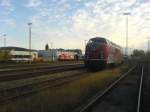 W�hrend am 02.11.2011 die 221 117-5 der EfW im Bahnhof Neheim abgestellt ist, rangiert die D 68 der RLG einen Kohlezug aus den RLG-Gleisen.