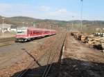 Triebwagen RE 17 ist am 25.03.2010 auf dem Weg nach Warburg und verl��t soeben den Bahnhofsbereich in Arnsberg.