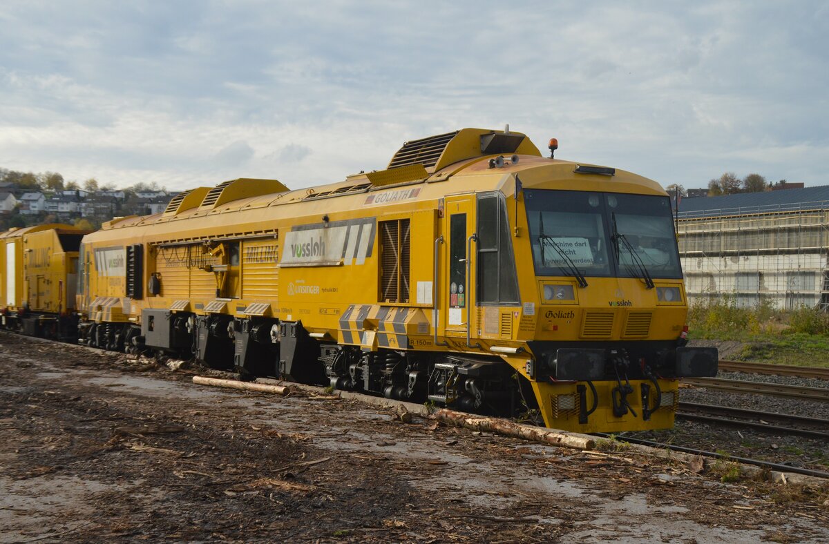 Abgestellte Vossloh  Goliath  Schienenfräsmaschine am 4.11.2025 in Arnsberg.