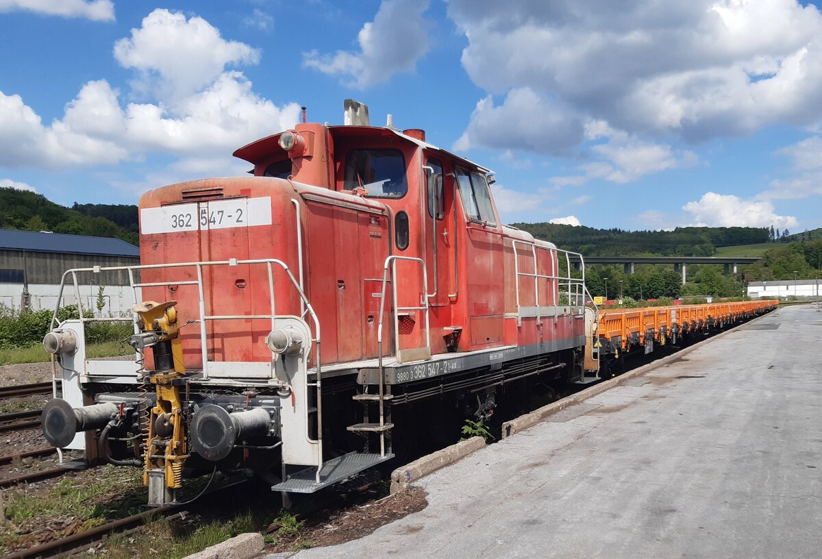Am 05.05. 2026 war die AIX 362 547-2 mit einem Bauzug an den Ladegleisen in Arnsberg abgestellt. 