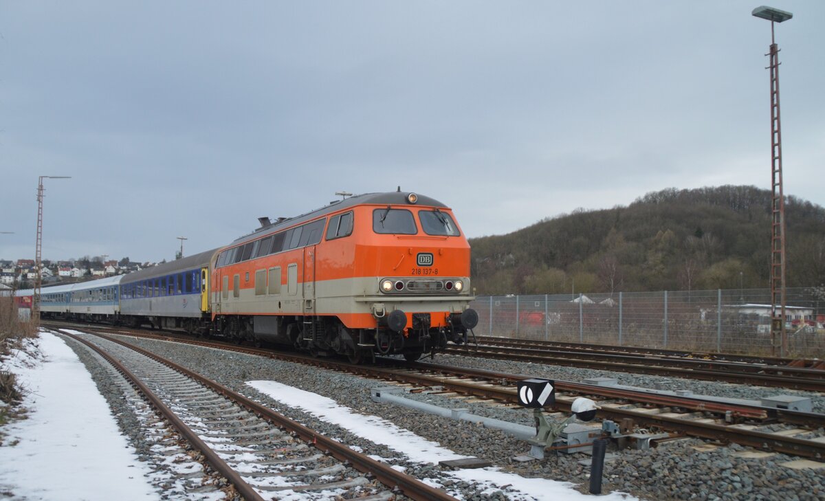 Am 31.01.2026 verlässt 218 137-8 mit einem Sonderzug (MSM 332) von Bonn nach Willingen gerade den Bahnhof Arnsberg.