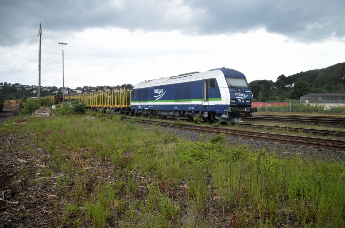 Holzverladung am 27.04.2024 im Bahnhof Arnsberg mit der Siemens Vectron 223 144 der IntEgro (IntEgro Verkehr GmbH Reichenbach Vogtl.)