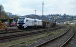 Am 01.05.2021 wartet die Eurodual HHPI 20-02 (159 202-1) mit einem beladenen Holzzug im Bahnhof Arnsberg.