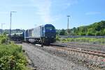 Am 14.05. 2025 rangiert die MaK D2000 (1037) einen Bauzug aus mehreren Uas in den Baustellenbereich an der östlichen Bahnhofsausfahrt in Arnsberg.