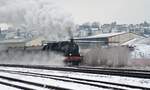 Am 21.01.2023 verlässt 78 468 mit einem Sonderzug von Münster nach Winterberg über Gleis 3 den Bahnhof Arnsberg.