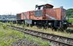 Am 20.07.2021 steht die Northrail 275 1ß3-0 (vermietet an Bocholter Eisenbahngesellschaft) mit leeren Holzwagen im Bahnhof Arnsberg.