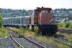 Am 20.07.2021 wartet die Northrail 275 103-0 (Mak G1206 Baujahr 2002) mit einem leeren Holzzug an der Holzverladung in Arnsberg.