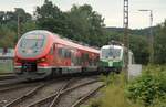 Während die SETG 248 995 am 20.06.2024 in Arnsberg wartet, ist der RE17 (mit 633 101/633 601) auf dem Weg nach Scherfede.