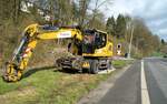 Der Zweiwegebagger Liebherr A922 Rail Litronic der Fa. Eiffage Intra-Rail wartet am 23.3.2024 auf den Einsatz an der Gleisbaustelle am Bahnübergang Uentroper Strasse in Arnsberg (KBS 435)