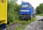 273 003-4 (Mak G 2000 vermietet an Railflex GmbH) wartet am 02.08.2021 an der Holzverladung in Meschede-Wennemen.