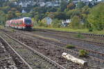 Am 10.10.2022 hat der RE57 mit 633 116 und 632 606 auf dem Weg ins Sauerland den Bahnhof Arnsberg verlassen.