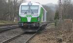 Während der Holzverladung im Bahnhof Arnsberg am 11.12. 2024 wartet SETG 248 064 ( Siemens Vectron 90 80 2248 064-8 D-ELOC) auf dem Abstellgleis an der Kleingartenanlage (KGV Mallegleisen)